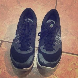 Nike tennis shoes size 9.5